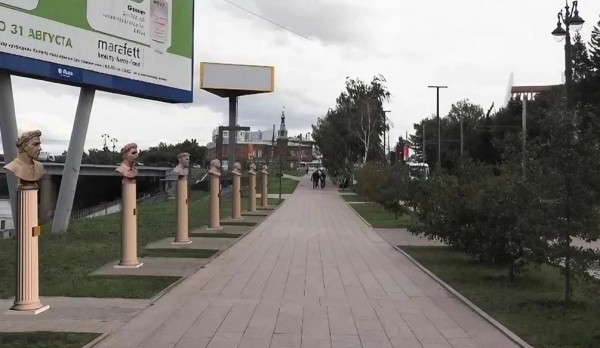 На набережной Оми разрешили поставить двухметровых олимпийцев, но не цветных голубей На набережной Оми разрешили поставить двухметровых олимпийцев, но не цветных голубей