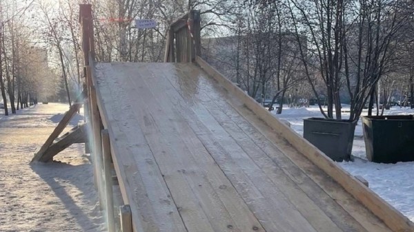 Разобрали и увезли в неизвестном направлении: новосибирцы украли деревянную горку в микрорайоне Аэропорт