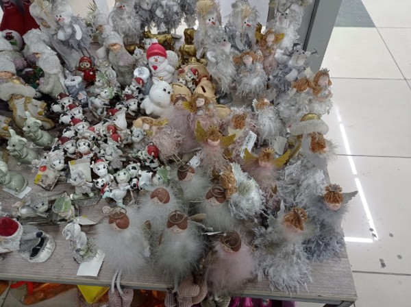 
									Закопченные игрушки, посуда в саже и черные прокладки: омичам продают то, что не сгорело в «Триумфе»   [ФОТО]  