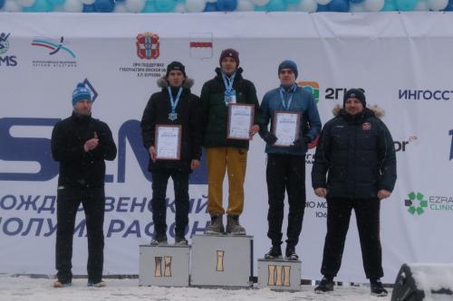 В омском Рождественском полумарафоне победили новосибирцы