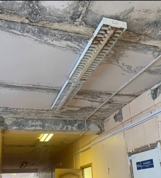 
									Омская школа рушится изнутри, но ремонтировать ее не спешат   [ФОТО]  