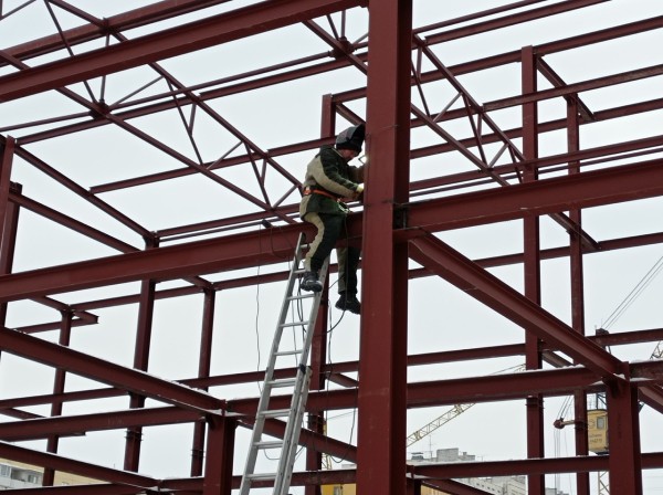 
									На окраине Омска строят огромную школу со множеством фишек   [ФОТО]  