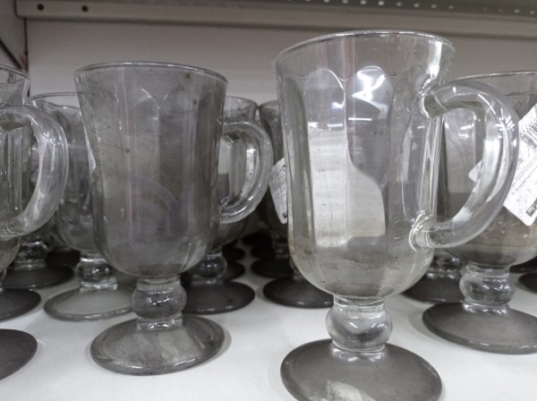 
									Закопченные игрушки, посуда в саже и черные прокладки: омичам продают то, что не сгорело в «Триумфе»   [ФОТО]  