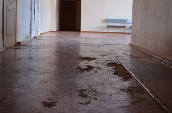 
									Школу в Омске, где царит разруха, отремонтирует меценат   [ФОТО]  