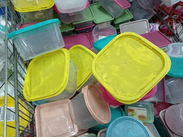 
									Закопченные игрушки, посуда в саже и черные прокладки: омичам продают то, что не сгорело в «Триумфе»   [ФОТО]  