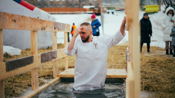 «Иртыш особенный, в нём есть сила»: омичи рассказали, почему окунаются на Крещение в прорубь. ФОТО