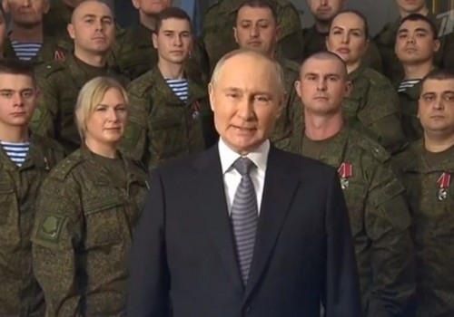 Путин впервые новогоднее обращение записал в&nbsp;окружении военных