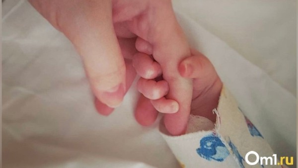 «У нас есть три минуты!»: под Новый год врачи спасли жизни омичке и её младенцу, родившемуся раньше срока