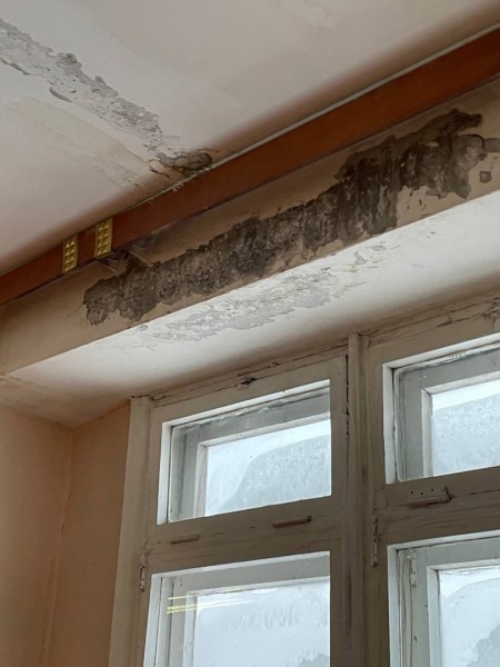 
									Омская школа рушится изнутри, но ремонтировать ее не спешат   [ФОТО]  