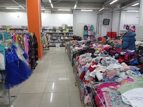 
									Закопченные игрушки, посуда в саже и черные прокладки: омичам продают то, что не сгорело в «Триумфе»   [ФОТО]  