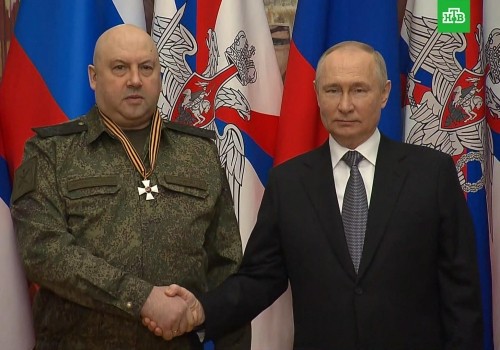 Выпускнику&nbsp;Омского училища генералу Суровикину Путин вручил орден