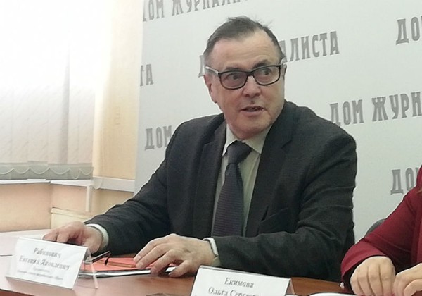 
									Закопченные игрушки, посуда в саже и черные прокладки: омичам продают то, что не сгорело в «Триумфе»   [ФОТО]  