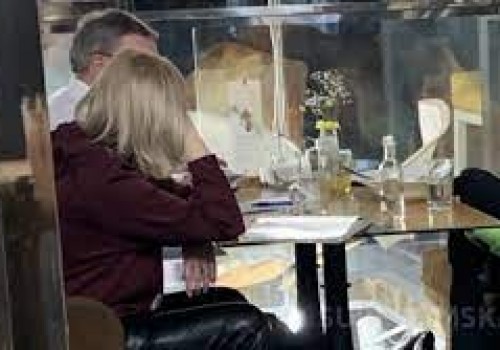 Папарацци засняли семейный выход губернатора Буркова в кафе