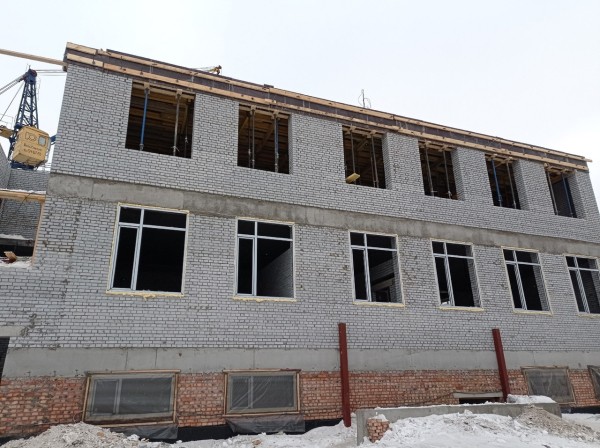 
									На окраине Омска строят огромную школу со множеством фишек   [ФОТО]  