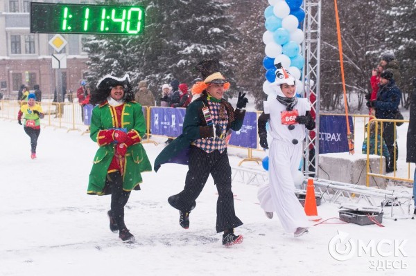 Рождественский полумарафон пробежали спортсмены из Африки, а выиграли - сибиряки Рождественский полумарафон пробежали спортсмены из Африки, а выиграли - сибиряки