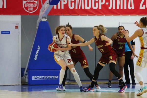 
									«Нефтяник» второй раз в сезоне выиграл у титулованной «Надежды» 