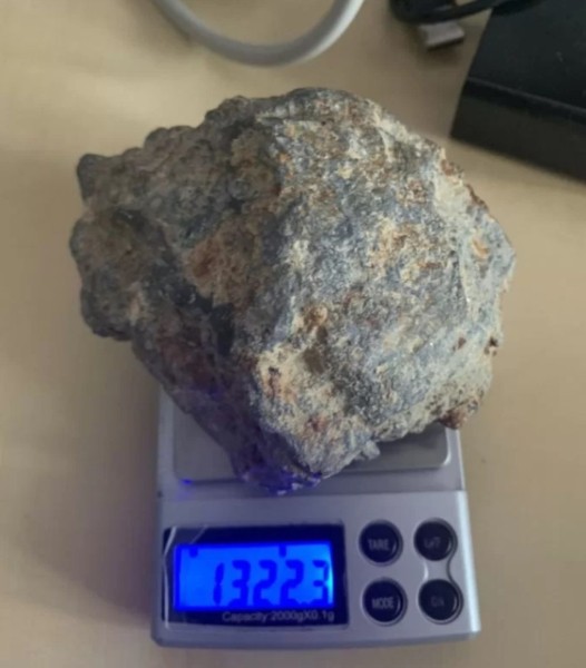 Метеорит, упавший в Омске, продают на Авито за 3 миллиона рублей