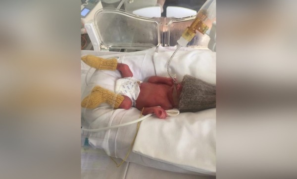 «Меня никто не поздравлял, все только соболезновали». Омички вяжут вещи для родившихся раньше срока детей