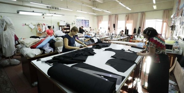 На связи с "опасными". В Омске начали готовить костюмы для нового мюзикла