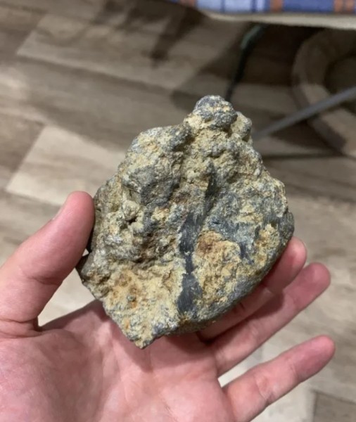 Метеорит, упавший в Омске, продают на Авито за 3 миллиона рублей