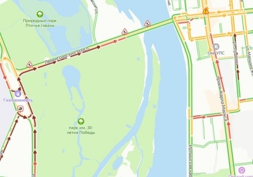 В первый же день ремонта Ленинградского моста в Омске собралась огромная пробка