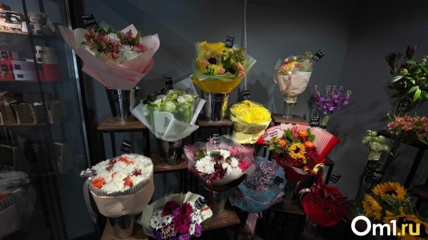 Омичи не смогли решить, допустимо ли дарить цветы мужчинам