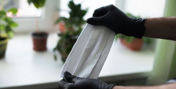 Из-за болеющих ковидом взрослых в Омске продлили особый режим