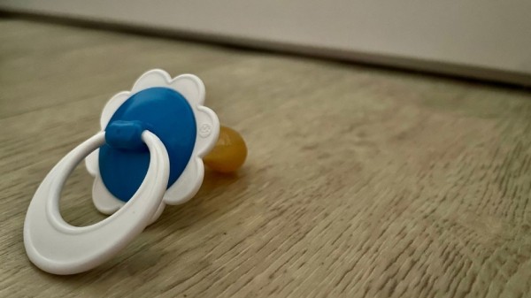 «Меня никто не поздравлял, все только соболезновали». Омички вяжут вещи для родившихся раньше срока детей