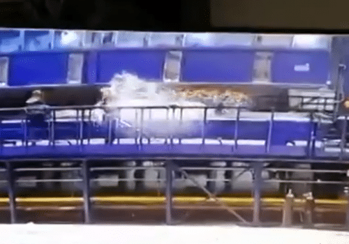 На заводе семьи Антропенко рабочего окатило кипящим металлом