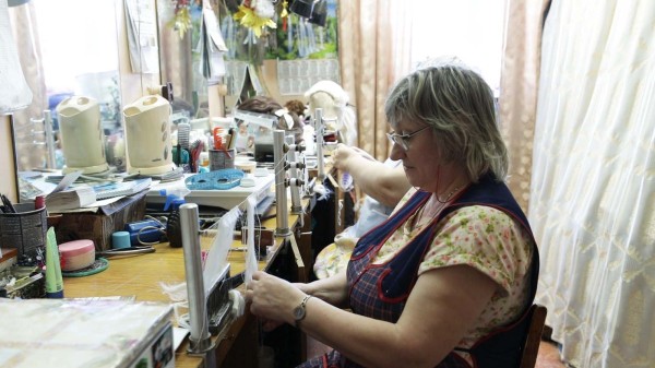 На связи с "опасными". В Омске начали готовить костюмы для нового мюзикла