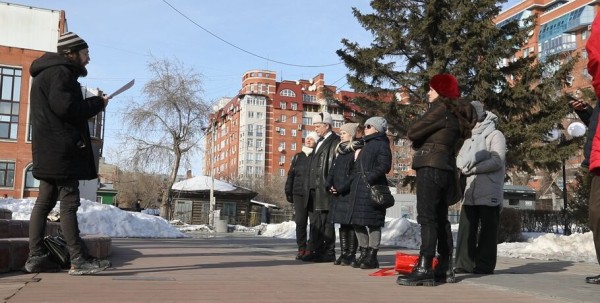 "Давайте сбегать с работы и читать стихи", или Как в Омске прошёл День поэзии
