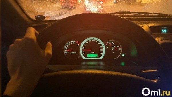 В Омске таксист вышвырнул пассажира из машины и дал ему оплеуху