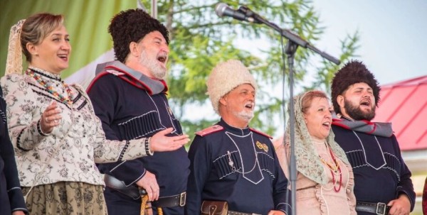 "Бывало, как соберутся за столом наши казаки, да запоют, аж стёкла дрожат ". Этнокультурный бренд Черлакского района Омской области