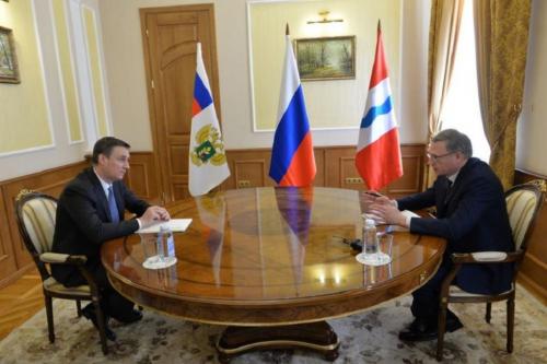 Побывавший в Омске глава минсельхоза отведал хлеба, сгущенки и посидел за партой