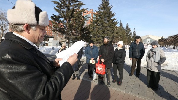 "Давайте сбегать с работы и читать стихи", или Как в Омске прошёл День поэзии