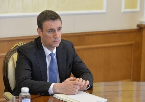 Побывавший в Омске глава минсельхоза отведал хлеба, сгущенки и посидел за партой