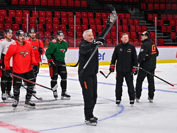 "Все будут играть от ножа". Омский "Авангард" провёл открытую тренировку