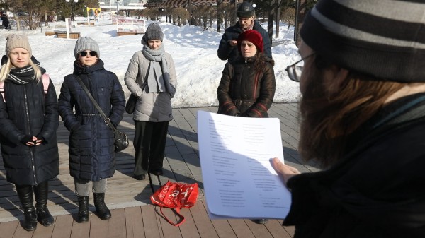 "Давайте сбегать с работы и читать стихи", или Как в Омске прошёл День поэзии