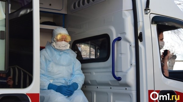Врач рассказал, как омичи переносят новый штамм коронавируса «Кракен»