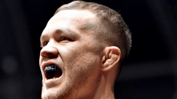 Омский боец Пётр Ян ударил Двалишвили по горлу за оскорбление на дуэли взглядов Омский боец Пётр Ян ударил Двалишвили по горлу за оскорбление на дуэли взглядов