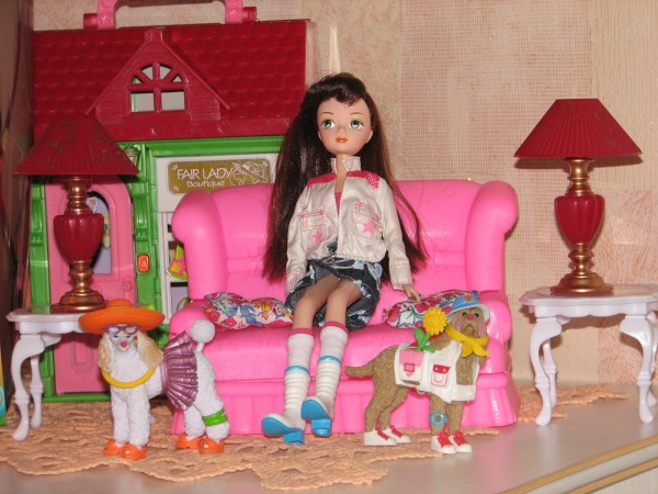 "Создали Барби с гнущимися коленями, и в семье кукол появилась разлучница". Барби отмечает день рождения