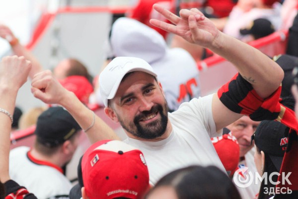 "И покуда я жив, я буду болеть за "Авангард". За что омские фанаты любят хоккей "И покуда я жив, я буду болеть за "Авангард". За что омские фанаты любят хоккей