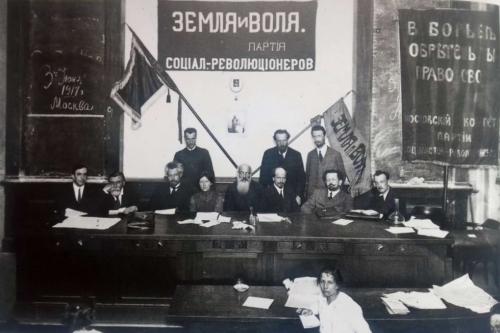 А. Минжуренко: «Ну и чему радуетесь: легко взяли власть в Петрограде. А фронт, а крестьянство что скажут?»