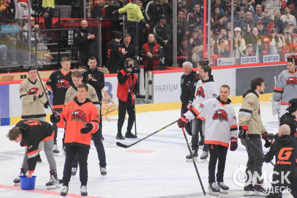 "Мы их полюбили и хотим, чтобы они жили с нами". "Авангард" закрыл сезон вместе с болельщиками "Мы их полюбили и хотим, чтобы они жили с нами". "Авангард" закрыл сезон вместе с болельщиками