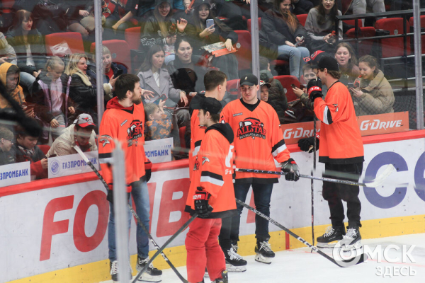 "Мы их полюбили и хотим, чтобы они жили с нами". "Авангард" закрыл сезон вместе с болельщиками "Мы их полюбили и хотим, чтобы они жили с нами". "Авангард" закрыл сезон вместе с болельщиками