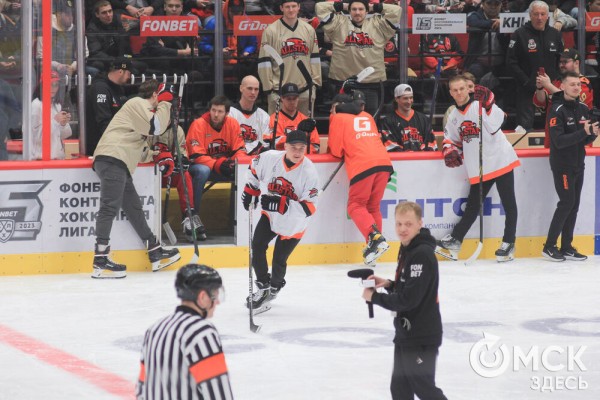 "Мы их полюбили и хотим, чтобы они жили с нами". "Авангард" закрыл сезон вместе с болельщиками "Мы их полюбили и хотим, чтобы они жили с нами". "Авангард" закрыл сезон вместе с болельщиками