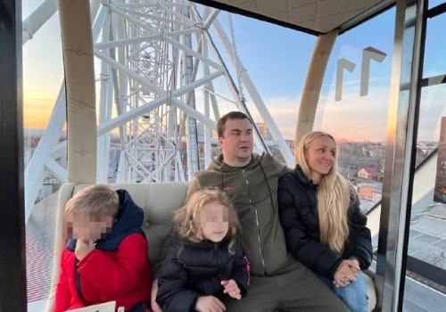 К Виталию Хоценко в Омск прибыли также его жена и сын