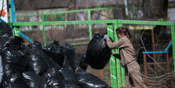 Забег со смыслом – в Омске бегуны очистят от мусора один из парков