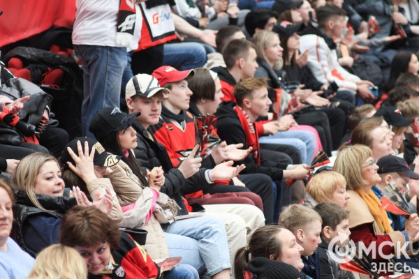 "Мы их полюбили и хотим, чтобы они жили с нами". "Авангард" закрыл сезон вместе с болельщиками "Мы их полюбили и хотим, чтобы они жили с нами". "Авангард" закрыл сезон вместе с болельщиками