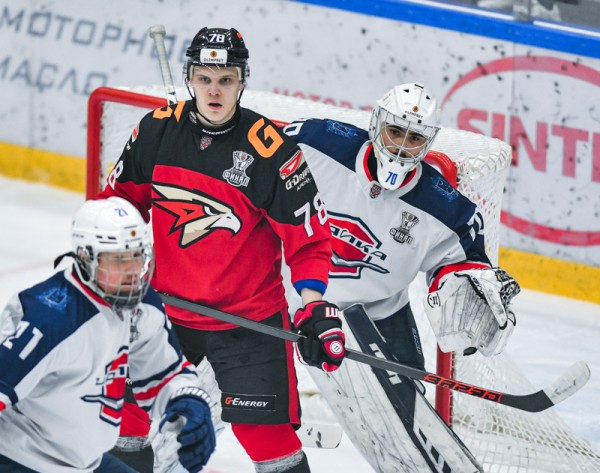 "Омские Ястребы" крупно уступили "Чайке" в стартовом матче финала Кубка Харламова